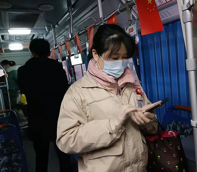 企業(yè)員工 王桂榮：  上下班比較準(zhǔn)時(shí)，到這邊車就來了。刮風(fēng)下雨也比較方便了。直接到廠門口也不用跑。