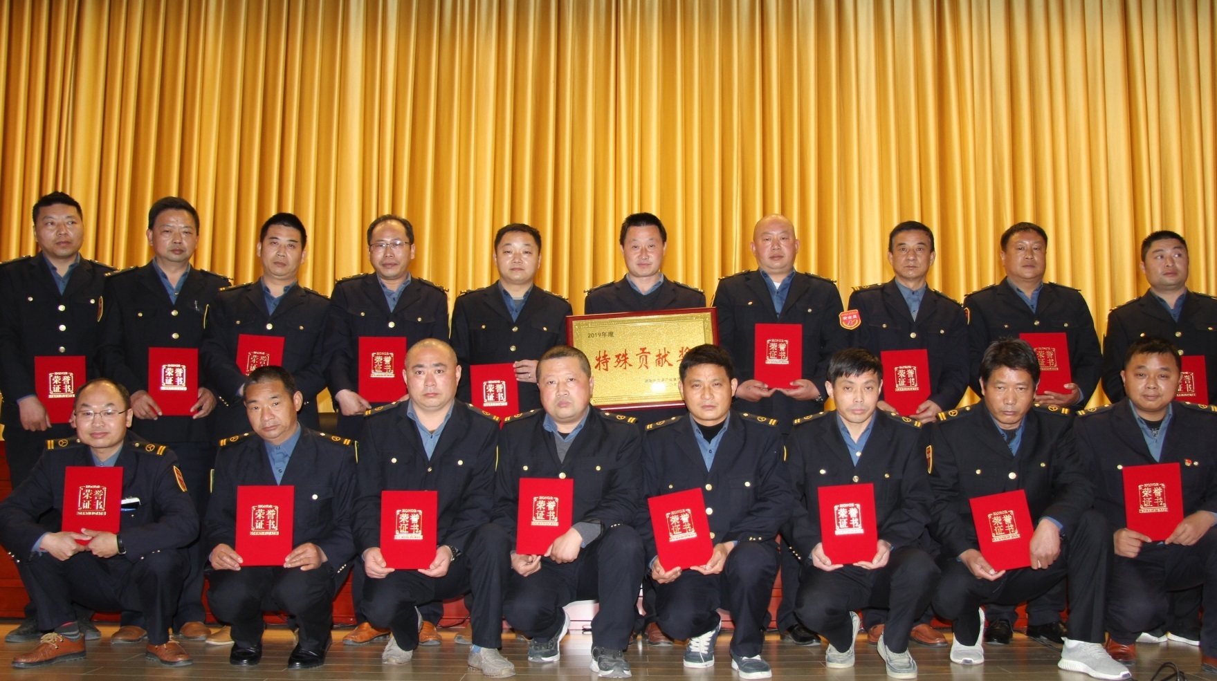 開展專項(xiàng)服務(wù)提升行動(dòng)。開展“比學(xué)趕幫超、干事超一流”“強(qiáng)作風(fēng)、提效能、促發(fā)展”“查找不滿意、追求更滿意”等系列活動(dòng)，通過(guò)座談走訪、問(wèn)卷調(diào)查等方式，征求意見和建議，并結(jié)合實(shí)際加以整改，進(jìn)一步改進(jìn)駕駛員工作作風(fēng)，提升服務(wù)質(zhì)量和服務(wù)水平。